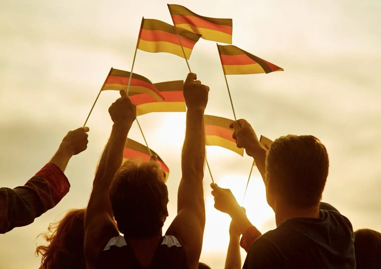 Deutsche 24 Stunden Pflegekräfte halten Deutschland-Fähnchen in die Luft